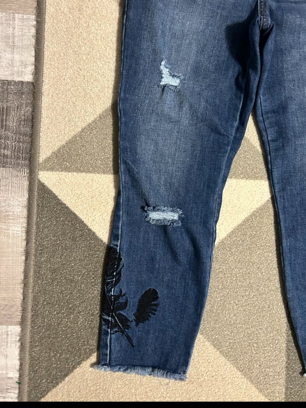 A.N.A Feather Embroidered Distressed Raw Hem Skinny Ankle Jeans Women's Size 2 - Picture 4 of 9